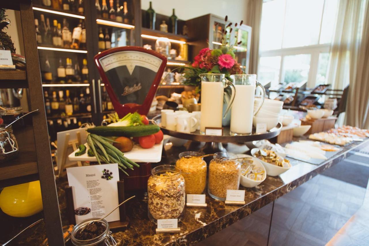 Vila Vita Rosenpark Marburg Kültér fotó A display of various types of honey at a hotel in London