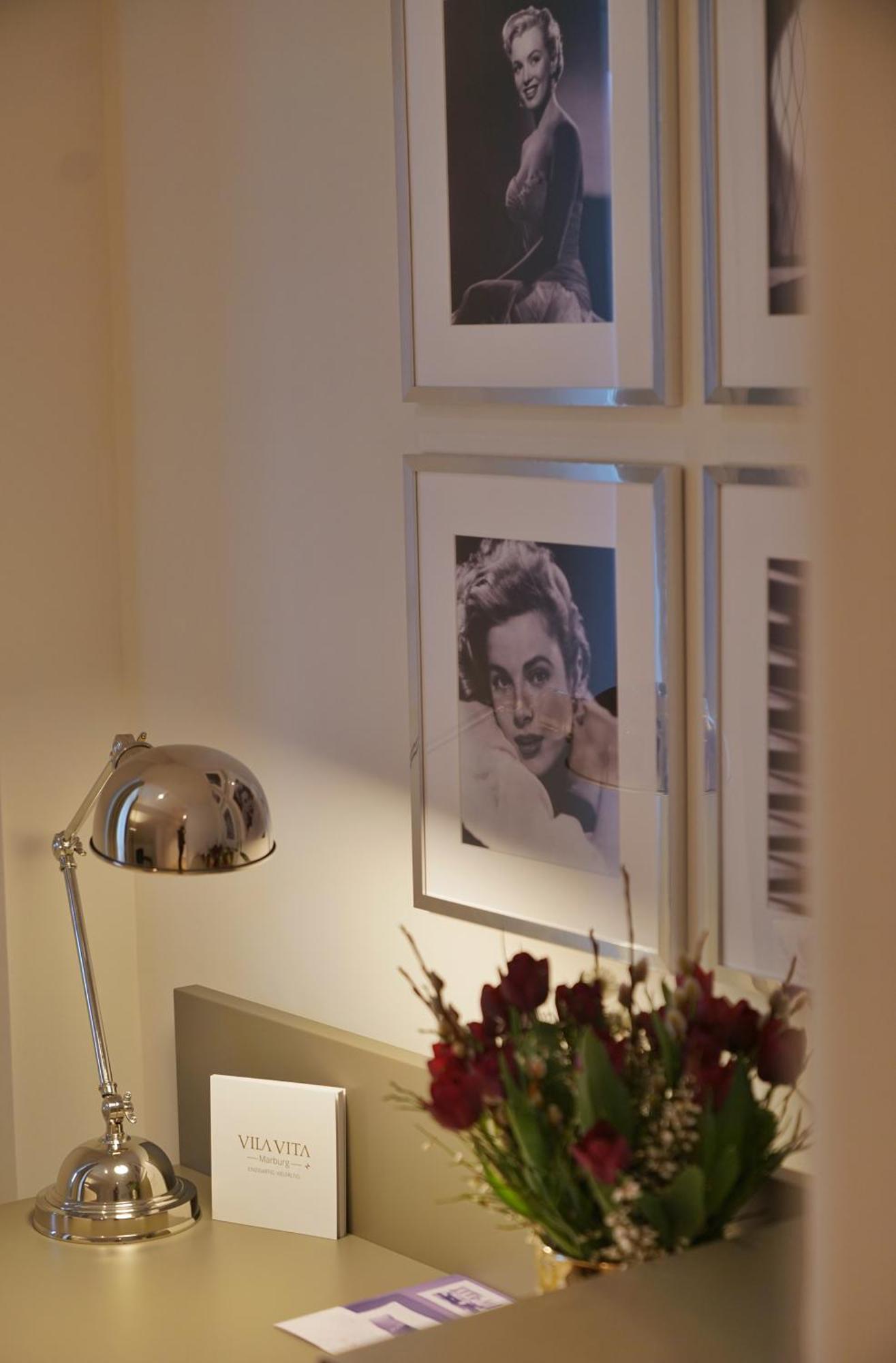 Vila Vita Rosenpark Marburg Szoba fotó A photograph of Audrey Hepburn by Allan Allan Warren